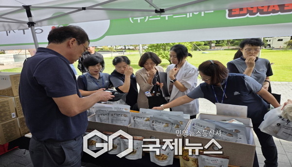 영주부각 부스에서 사람들이 부각을 시식하고 있다