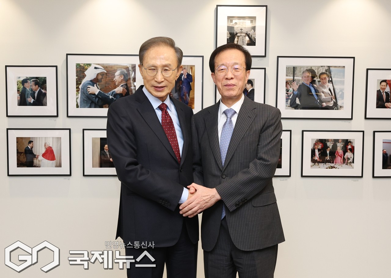 ▲이석연 국민통합위원장은 23일 오후 이명박 전 대통령을 예방하고 있다./국민통합위원회