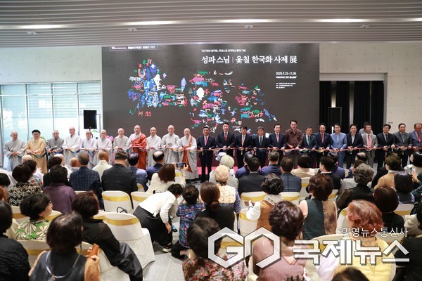 (사진제공=울산시) 대한불교조계종 울산사암연합회 주관으로 23일 태화복합문화공간 ‘만디’ 에서 열린 성파스님 옻칠 한국화 사제전 개막식에서 김두겸 울산시장,성파 스님,현덕스님,혜원스님,보화 스님,김종섭 울산시의회 부의장,이윤철 울산상의회장,박천동 북구청장,이순걸 울주군수,안승대 울산시 행정부시장등 주요내빈들이 개막 테이프 커팅을 하고 있다.