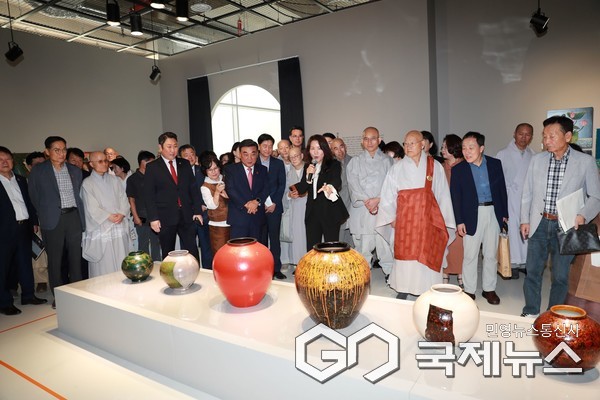 (사진제공=울산시) 성파스님 옻칠 한국화 사제전 개막식