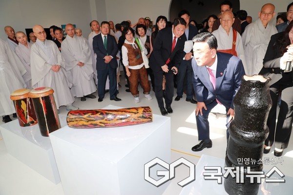 (사진제공=울산시) 성파스님 옻칠 한국화 사제전 개막식