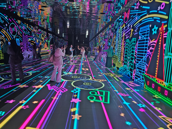 IFEZ 홍보관은 지난 2015년 3월 개관한 시설로 인천경제자유구역의 개발 역사와 미래 비전을 살펴볼 수 있다. 10년 만인 올 7월 새단장을 마치고, 도심의 랜드마크이자 글로벌 홍보 플랫폼으로 자리매김하고 있다. 사진은 ‘IFEZ 빛의 터널’.=인천경제자유구역청 제공