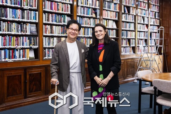 CJ그룹 이재현회장이 영국 런던에서 세계 최정상급 외교 안보 싱크탱크인 채텀하우스의 브론웬 매덕스 소장을 만나 통상 환경 변화와 국제 정세에 대해 논의했다.