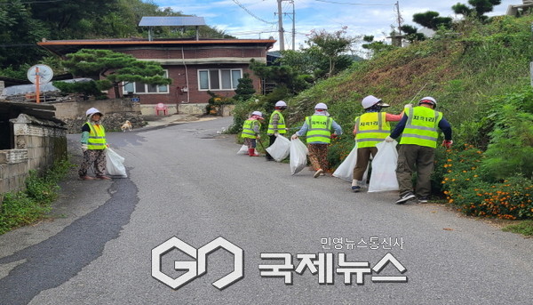 평은면 지곡1리 주요도로변 환경정비가 진행되고 있다