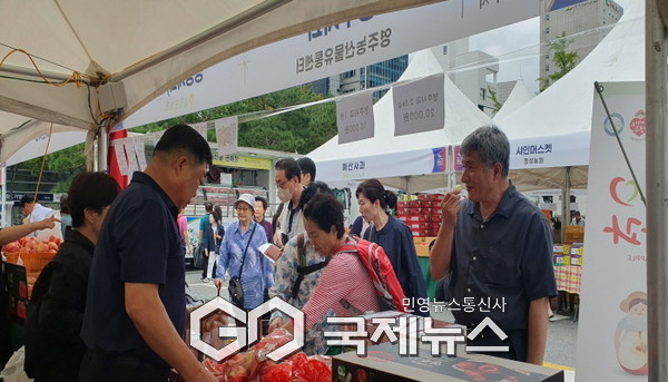 서울 강남구청 주차장에서 열린 직거래 장터 영주농산물유통센터 부스에서 사람들이 사과를 시식하고 있다)