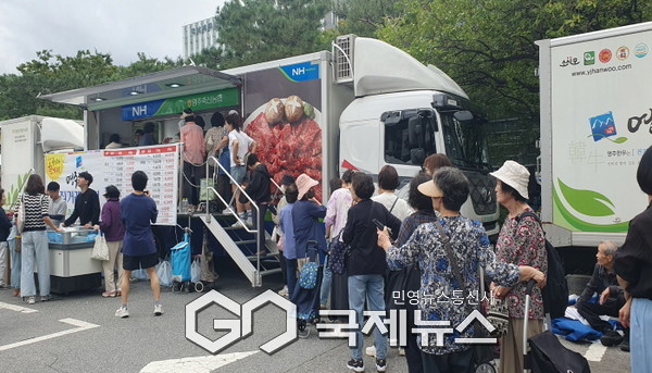 사람들이 영주축협 한우를 구입하기 위해 줄을 서고 있다