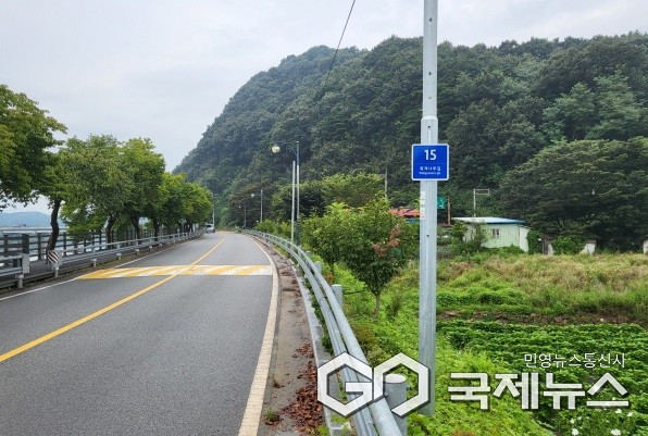 가로등에 기초번호판 설치 모습(사진=충주시)