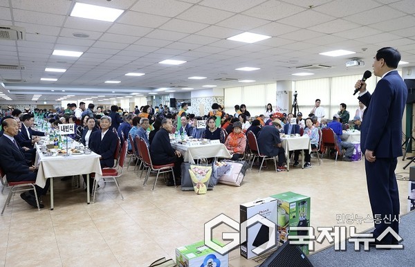 봉방동 경로잔치 조길형 시장 인사말 모습