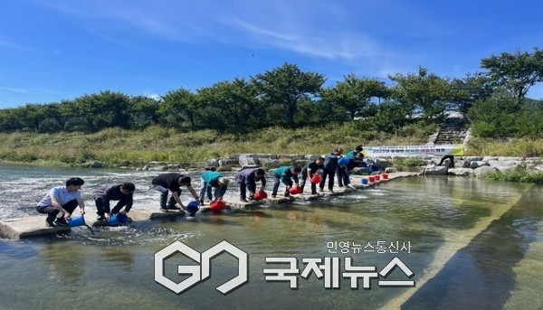 봉화군, 운곡천 버들치 치어 방류행사 개최