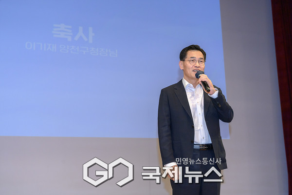 ㈜알볼로에프앤씨 창립 20주년 기념식에서 이기재 양천구청장이 축하 인사를 하고 있다 [사진제공=양천구청]