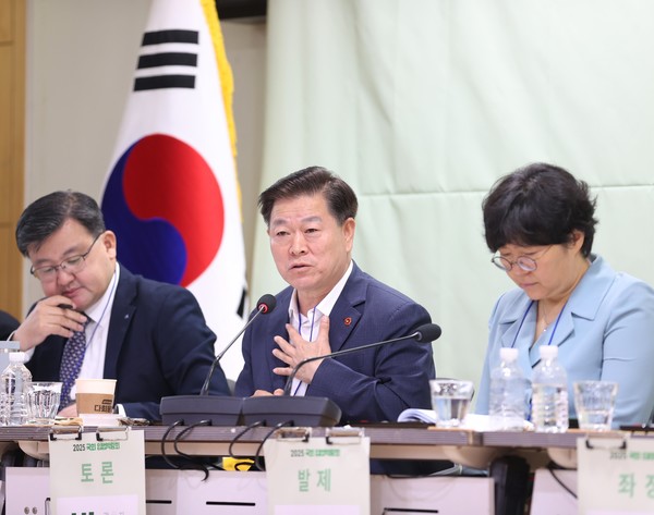 (사진/광명시 제공) 박승원 광명시장(사진 가운데)이 지난 24일 국회예산정책처가 주관한 ‘2025 국회 입법박람회’ 기후위기 입법정책 토론회에 참석해 발언하고 있다.