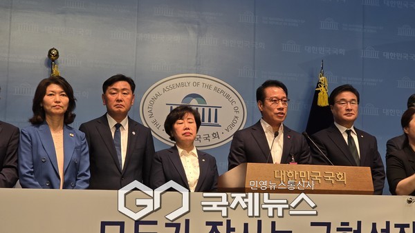 25일 국회 소통관에서 열린 기자회견에서 여야 국회의원들과 지방자치단체장, 경찰직장협의회 대표 등은 한목소리로 남원시의 제2중앙경찰학교 유치를 위해 목소리를 높였다.남원시 최경식 시장은 “남원 유치는 남원만의 문제가 아니다. 함양, 산청, 곡성, 장수, 순창, 임실 등 인근 지역까지 영향을 미칠 국가기관”이라며 “경찰청은 예비타당성 분석을 통해 합리적이고 객관적인 결정을 내려달라”고 호소했다. 사진=고정화 기자