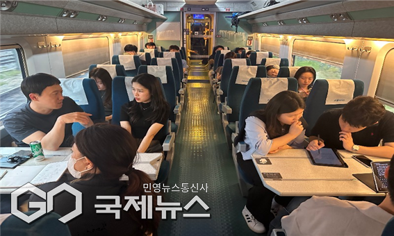 KTX-이음 안에서 현직자-청년 간 취업 컨설팅 프로그램을 진행하고 있다