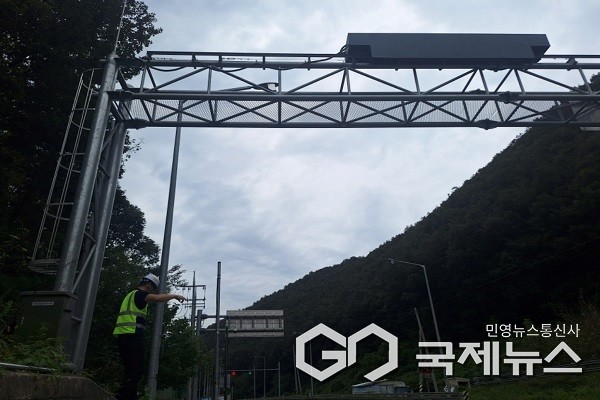 터널 진입차단시설 점검 모습.(제공=충북도청)