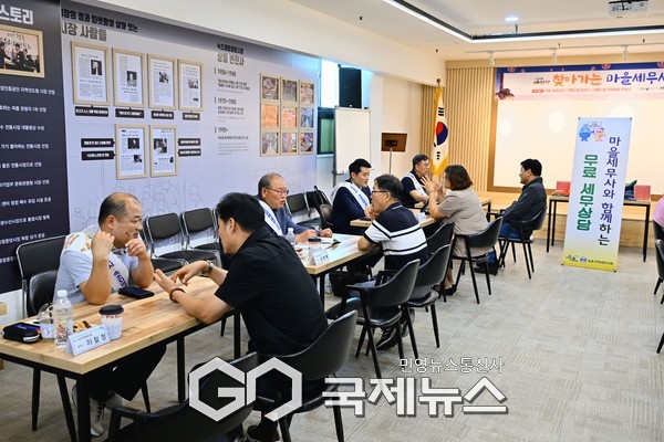 ▲ 속초시는 25일 속초관광수산시장 2층 교육장에서 ‘추석맞이 찾아가는 마을세무사 무료 세무상담 창구’ 운영중 사진=속초시