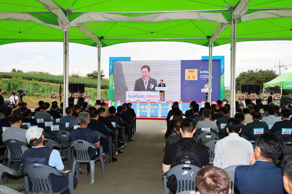 김산 무안군수가 24일 농산물 산지유통 실증센터 개소식에서 축사를 하고 있다. 이날 개소식에는 이태문 농림축산식품부 정책보좌관을 비롯 한국로봇융합연구원, 한국생산기술연구원 등 연구 기관 관계자와 전국 각지에서 농협 조합장 등 200여 명이 참석했다. (사진/무안군)