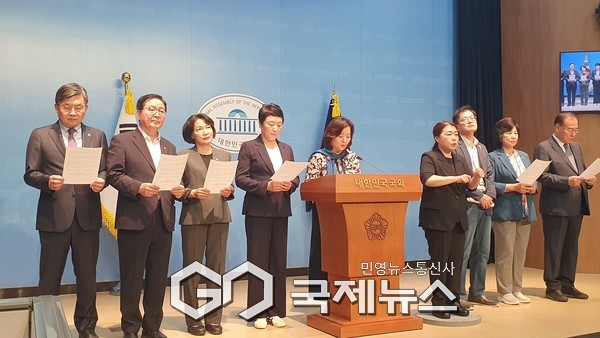 ▲ 국회 보건복지위원회 더불어민주당 의원 일동은 25일 국회에서 기자회견을 열고, “국민의힘의 무제한 토론으로 시급한 민생법안 25건이 본회의에 상정되지 못했다”고 밝혀 사진=고장화 기자