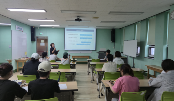 계양구가족센터는 9월부터 운영하고 있는 ‘살림살이 경제학교’ 강의 모습. 사진=계양구