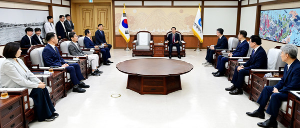 유정복 인천시장이 25일 시청 접견실에서 수석, 단장, 특보에게 임용장을 수여한 뒤 환담하고 있다. 사진=인천시