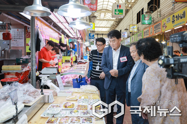 (사진/군포시 제공) 하은호 군포시장이 추석 명절을 앞둔 지난 23일 전통시장을 방문하고 있다.