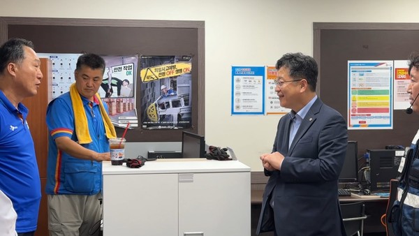 (사진=안호영의원실)택배노동자와 소통하는 안호영 환노위원장