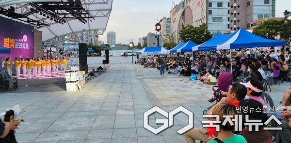 (사진/윤은중 기자) 27일 오후 안산문화광장에서 '2025 호수동 별빛문화축제' 행사를 하고 있다.