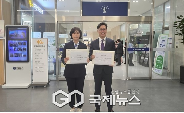 ▲서은경 더불어민주당 행정교육위원장 불신임안과 관련해 수원지방법원에 위원장 불신임 효력정지 가처분 신청과 해임 의결 취소의 소(본안 소송)를 접수하고 있다 <성남시의회 더불어민주당협의회 제공>