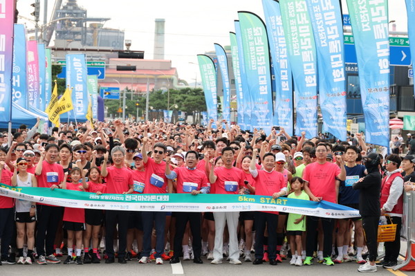  포항시는 28일 송도해수욕장에서 ‘2025 포항 이차전지 전국 마라톤대회’를 개최했다. (사진 =포항시)