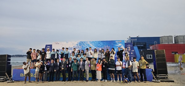 사진은 지난 27일부터 28일까지 이틀간 월포해수욕장에서 열린 ‘제3회 포항서핑페스티벌' 행사에서 각국 선수들이 내빈들과 단체 기념촬영을 하고 있다. (사진 = 포항시)