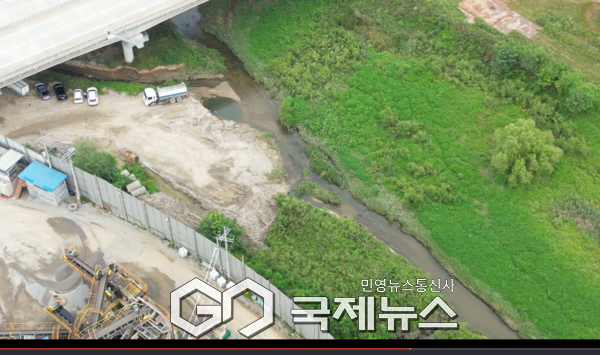 ▲ 화성시 남양천일대 K업체가 하천 불법 점유와 각종 폐기물을 무단 방치하고 있다. [드론촬영=손병욱기자]