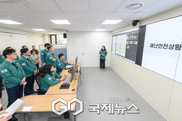 재난안전상황실에서 시스템을 점검하고 있는 모습 [사진제공=양천구청]