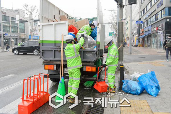 도로변을 청소중인 환경미화원 [사진제공=양천구청]