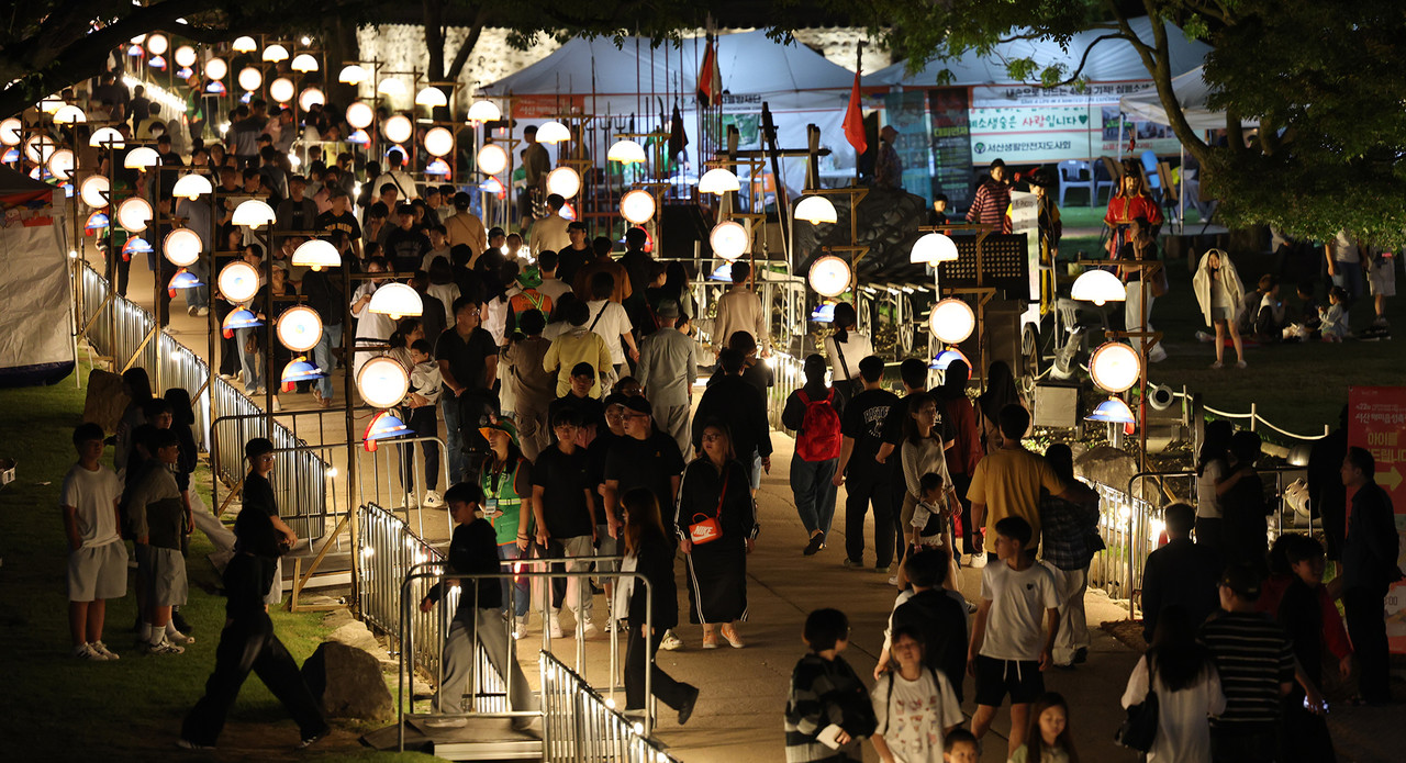 오전 11시부터 오후 9시까지 어린이 뮤지컬, 세계 민속 공연, 버스킹 등 다양한 공연이 진행돼 관광객들의 눈과 귀를 사로잡았다. (서산시)