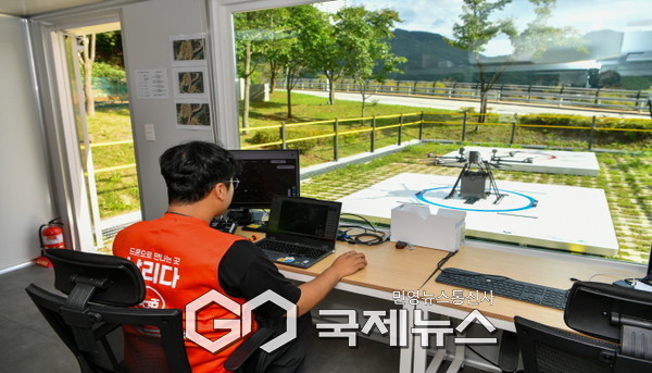 드론배송센터에서 드론배송서비스를 제공하기 위해 준비하고 있다
