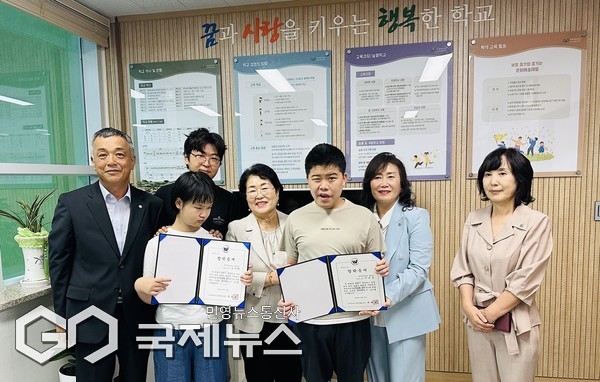 (사)제주여성기업인협회는 지난  9월 10일 제주영지학교를 방문해 모범이 되는 학생 2명에게 장학금을 전달하며, 지역사회와 함께하는 첫 걸음을 뗐다. [사진=문서현 기자]