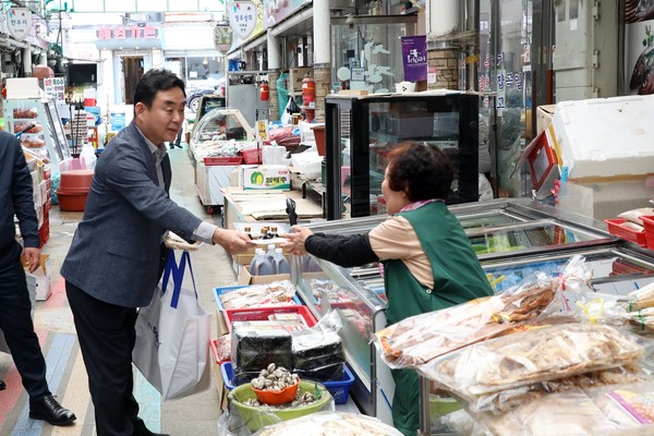 강원랜드 임직원들이 전통시장 가는날 행사에서 온누리상품권을 이용해 명절 성수품 등을 구입했다.(사진=강원랜드)