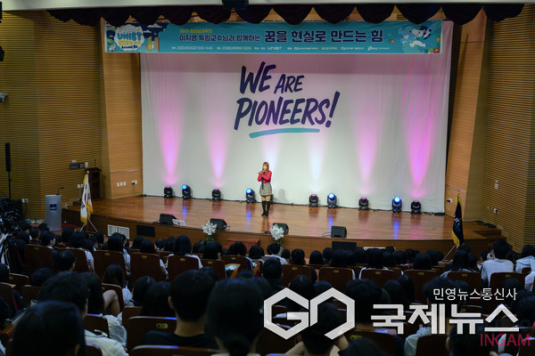 (사진제공=UNIST) 이지영 특임교수가 UNIST 창의설계 축전 토크 콘서트에서 강연을 이어가고 있다