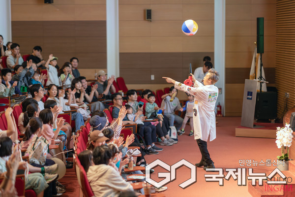 (사진제공=UNIST) 2025 UNIST 창의설계 축전을 찾은 시민들이 환호하며 과학 마술 콘서트를 즐기고 있다