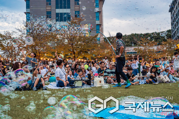 (사진제공=UNIST) UNIST 캠퍼스 잔디광장에서 시민들이 버블 매직쇼 공연을 즐기고 있다