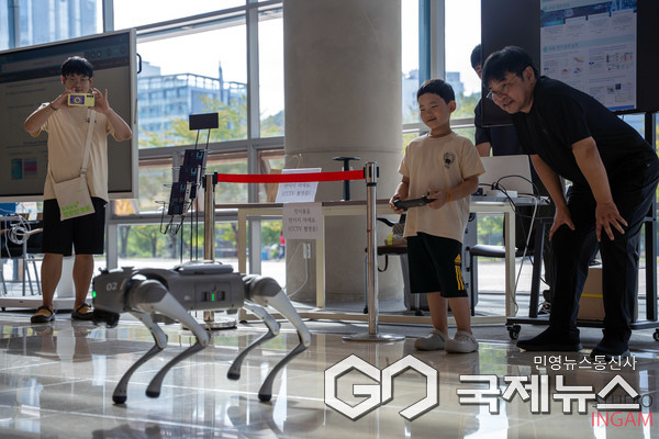 (사진제공= UNIST) 2025 UNIST 창의설계 축전 과학체험 부스에서 어린이가 AI 로봇 강아지를 직접 작동해 보고 있다.