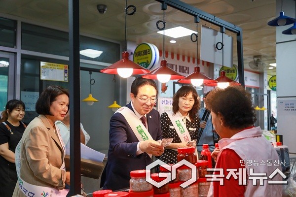 황규철 군수 장보는 모습.(제공=옥천군청)