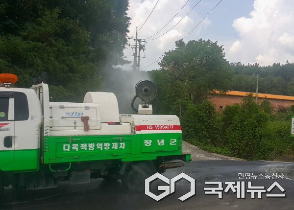 (사진제공/창녕군) 창녕군이 추석 연휴를 앞두고 거점소독시설을 운영하며 축산차량을 소독 하는 모습.