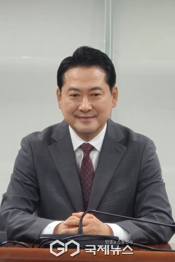 ▲ 국민의힘 장동혁 당 대표가 30일,국가정보자원관리원 화재로 인한 소상공인 피해에 대해 정부의 책임을 강하게 질타하며 실질적인 대책 마련을 촉구했다. 추석 대목을 앞두고 우체국 쇼핑몰이 장기간 먹통이 되면서, 입점한 소상공인들의 피해가 눈덩이처럼 불어나고 있다고 강조하고 “정부가 대목을 대참사로 만들었다”고 비판했다. 사진=고정화기자