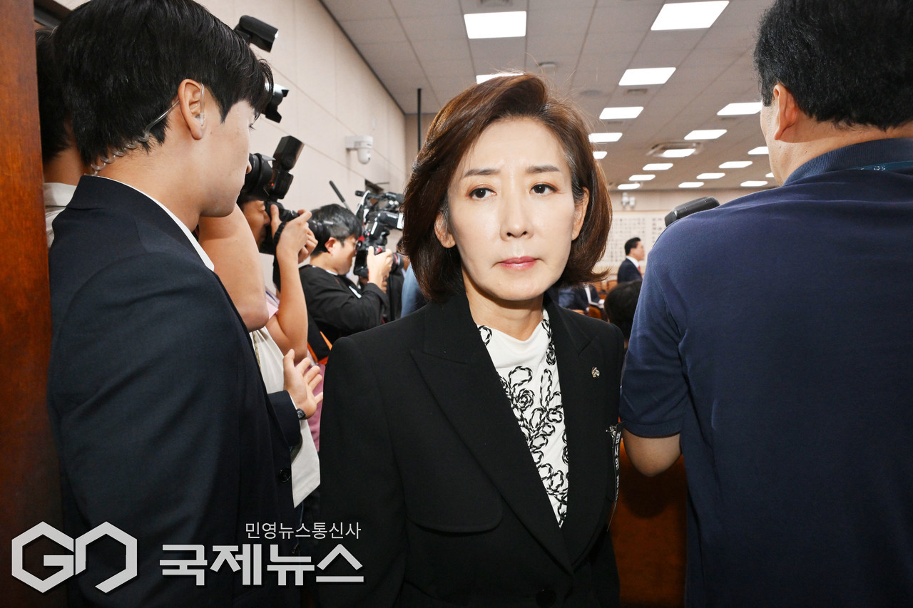 ▲나경원, 곽규택 등 국민의힘 의원들이 30일 서울 여의도 국회에서 열린 법제사법위원회 전체회의, 조희대 대법원장 대선개입 의혹 관련 긴급현안 청문회 시작 전 대법원 현장검증 관련 안건이 상정되자 자리를 나서고 있다./사진=이용우 기자