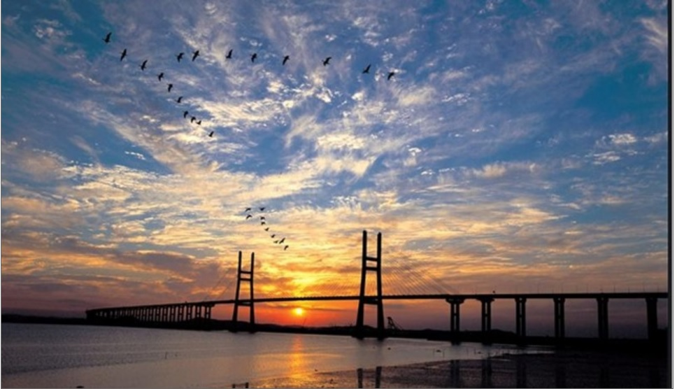 행담도휴게소(석양을 배경으로한 서해대교) / 도로공사 대전충남본부 제공