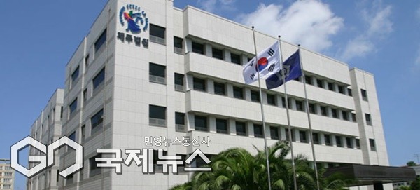 근무시간 낮술과 노래방 소란. 제주지방법원 소속 부장판사 3명이 지난 6월 28일 법원 인근 식당에서 술을 나눈 뒤, 노래방을 찾아 업주와 시비를 벌이고 경찰까지 출동한 사실이 뒤늦게 감사 결과로 드러났다.[사진=제주지방법원 전경]