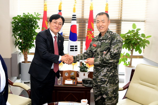 박용철 군수가 해병대 2사단을 방문, 위문품을 전달하고 사단장과 악수를 하고 있다. (사진=강화군)