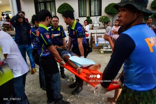 2025년 10월 1일 필리핀 중부 세부의 보고 시에서 경찰과 구조대원들이 부상자를 병원으로 이송하고 있다. 사진제공/AFP통신