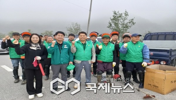 평은면 새마을지도자 풀베기 및 환경정비 활동 단체기념사진