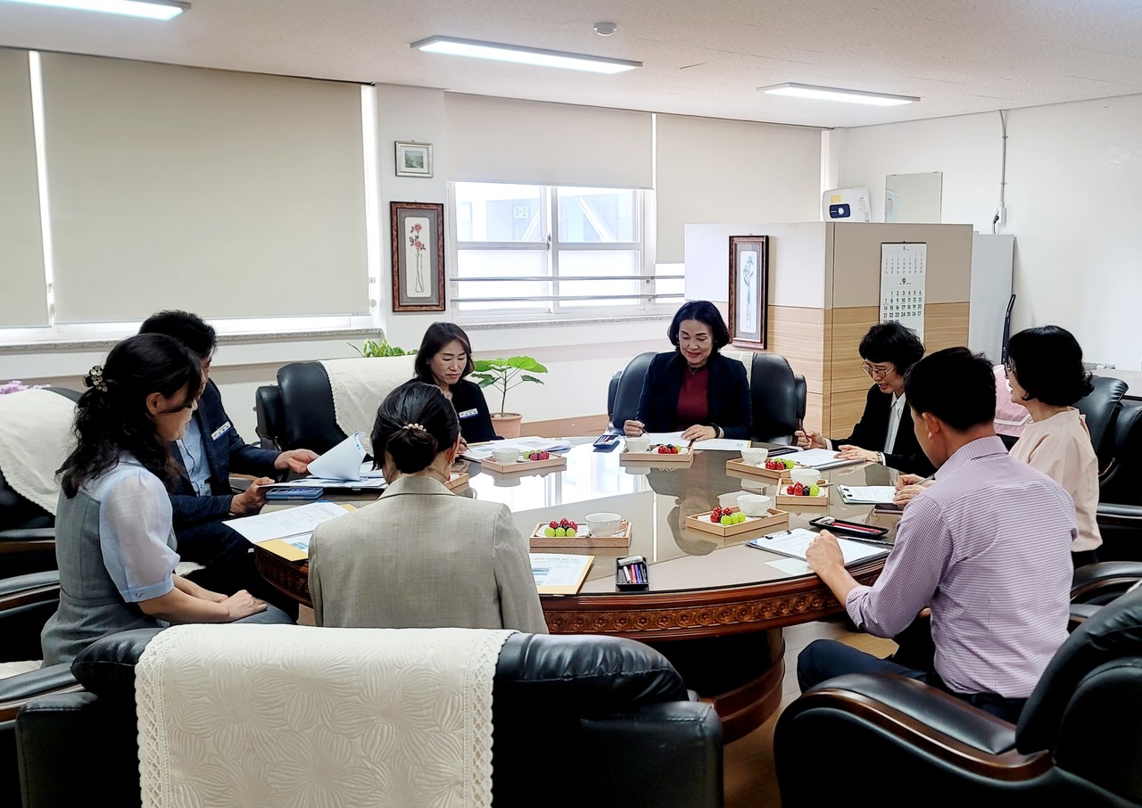 양수조 대전동부교육지원청 교육장이 신임 교장 부임 학교를 찾아 교직원들과 간담회를 열고 학교 운영 현안을 논의하고 있다. / 대전교육청 제공